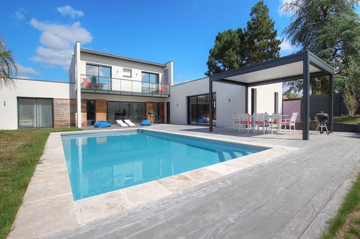 maison moderne avec piscine creusee